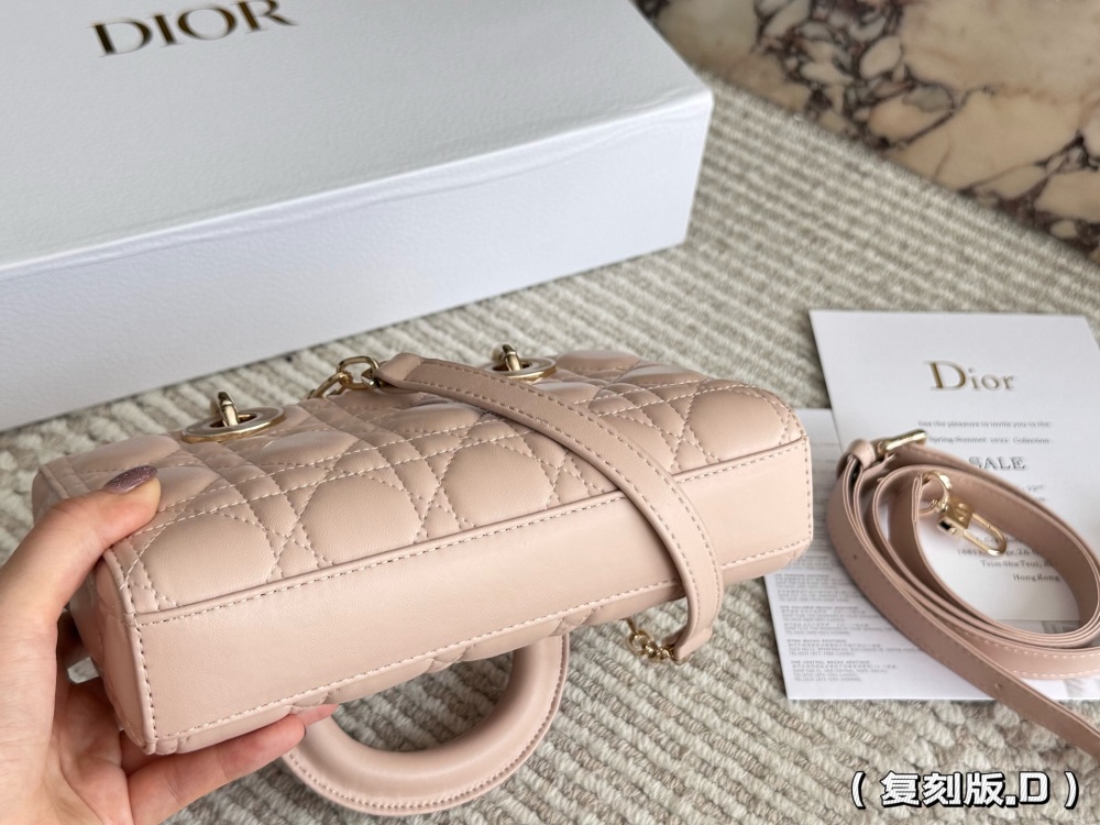 p255 
Dior lady's new long sheepskin powder full set packaging
Dior's all-new D-joy is making a strong comeback, with the rhythm of a big hit. The bag comes with two shoulder straps, multiple back styles, and a beautiful and stylish upper body. The c...