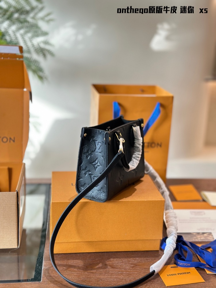 p365
Original cowhide, new mini model
Iv on the go tote can also be sweet and cool
The all-new LV on the go mini tote is high-end and can be slung diagonally. It measures 20 × 19 * 11.5cm and comes with a complete set of new airplane box packaging