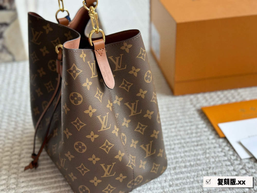225 boxes
High quality daily recommendation
L Home Bucket Bag Noe Bucket
This water bucket has a soft texture
Size: 26cm
Cross shoulder/single shoulder is more comfortable
Search for Lv bucket bag