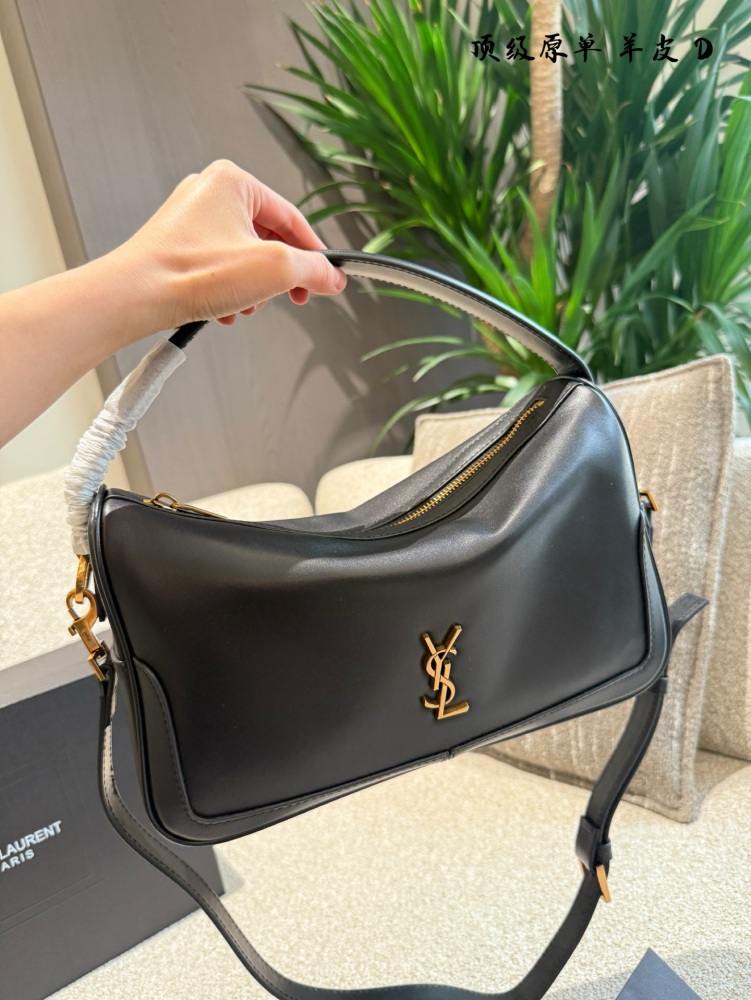 YSL sheepskin p370
Camera Supply bag_ Lunch box bag
This handbag is a spacious shoulder bag with a cowhide leather base and a soft body. Made of Napa cowhide leather, with zipper closure, this hammock features a stylish design that looks great on bot...