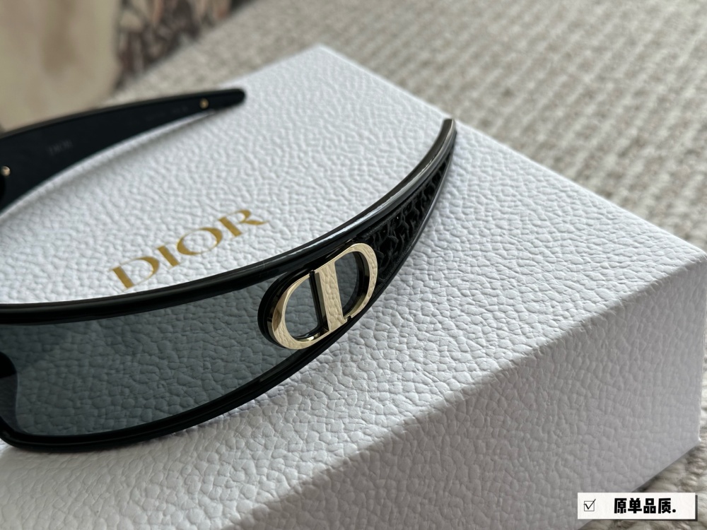 215 High Version Complete Gift Box
Recent new favorite - Dior headband sunglasses
Really roar, look at it
You can also take it off as a headband
I really love cool things
One mirror dual-use full set gift box for personal use ? Giving gifts is very...