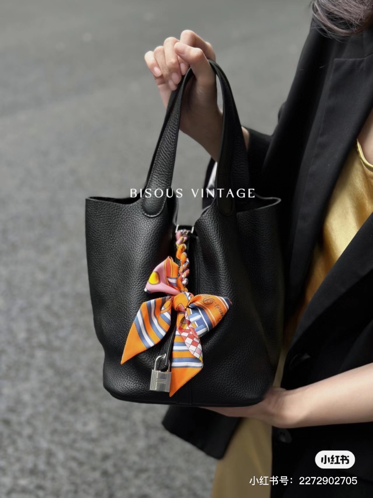 Hermes entry-level bag | Basket of vegetables black silver picotin 18 Hermes classic entry-level model, black silver. Reaching new heights
Super versatile classic black, never outdated country
It matches well with sweaters and coats in autumn and win...