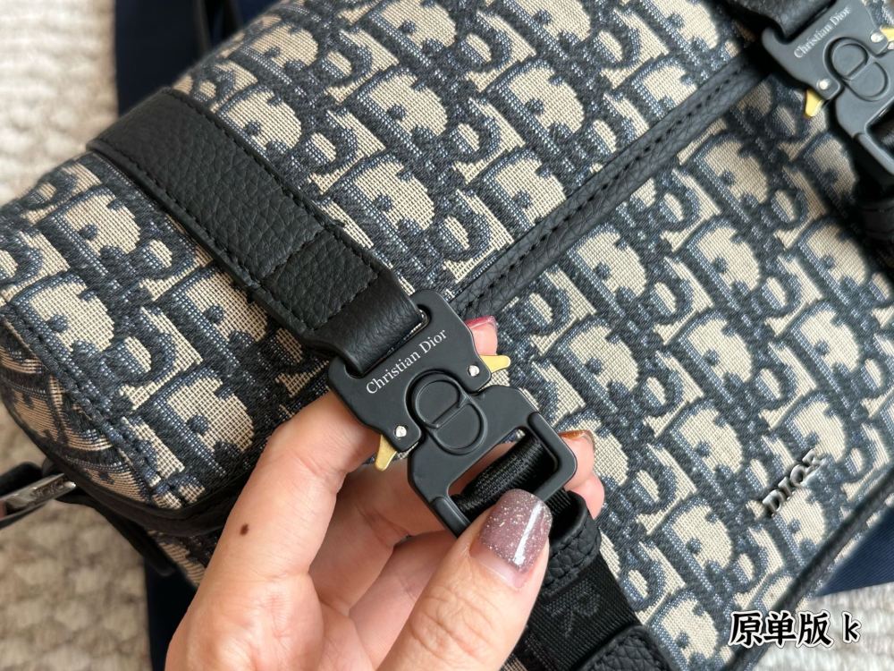 P270 original fabric
This flip up mailman bag is the latest addition to the fall 2024 collection, showcasing the brand's haute couture spirit with modern fashion design and adding charm to the Dior Hit the Road collection.
Dior Gravity leather in bei...