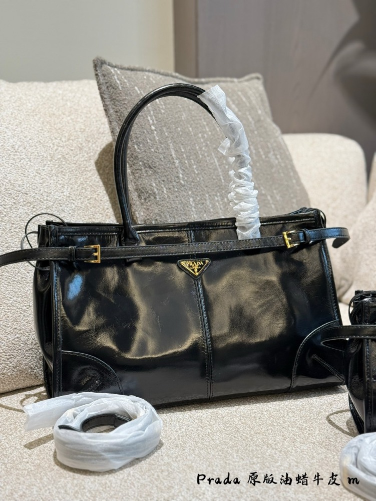 P300p320p340 comes with a box
When Prada's designers quietly ignite the design circle
This season's Prada has been planted by sweet potato bloggers with a soft lux, long handled tote, and oil wax leather women's bag.
At this point, Prada discovered a...