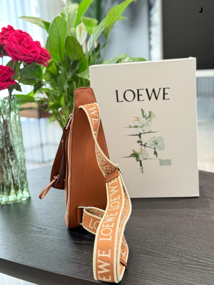 p339
LOEWE new men's shoulder bag Anton Sling
LOEWE Anton sling shoulder bag
The unique triangular bamboo shoot bag shape makes the needle look better on the chest and back than on the body and back. The outer layer is handmade from French grain calf...