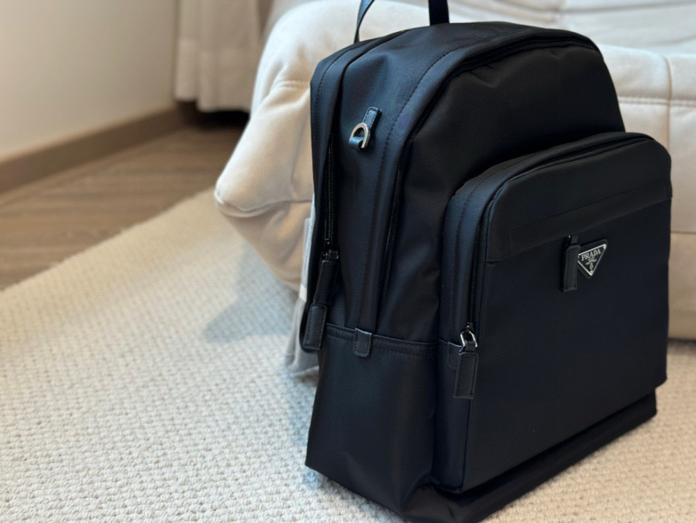 ￥260
PRADA large capacity men's backpack, made of classic nylon parachute material, lightweight and easy to maintain! The large capacity design allows you to travel without worrying about zipper compartments and computer compartments in your bag
The...