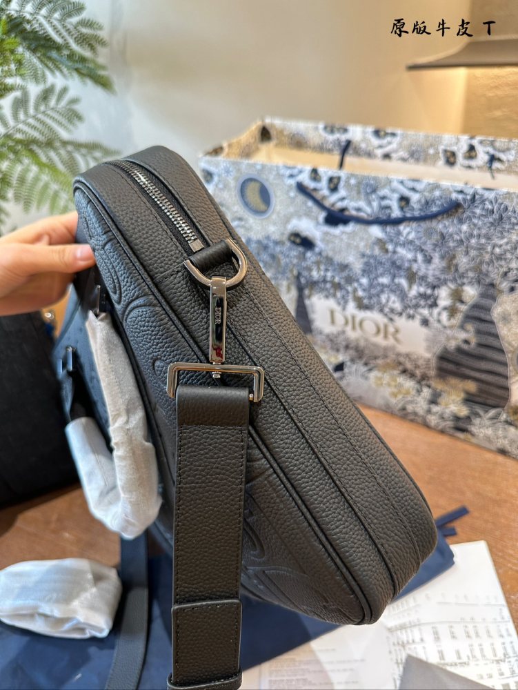p340
Dior leather briefcase, a new trend in the workplace
Due to the use of genuine leather material, this briefcase feels very comfortable to the touch. Carrying it for a long time will not cause fatigue.
The compartments and pockets inside the bag ...
