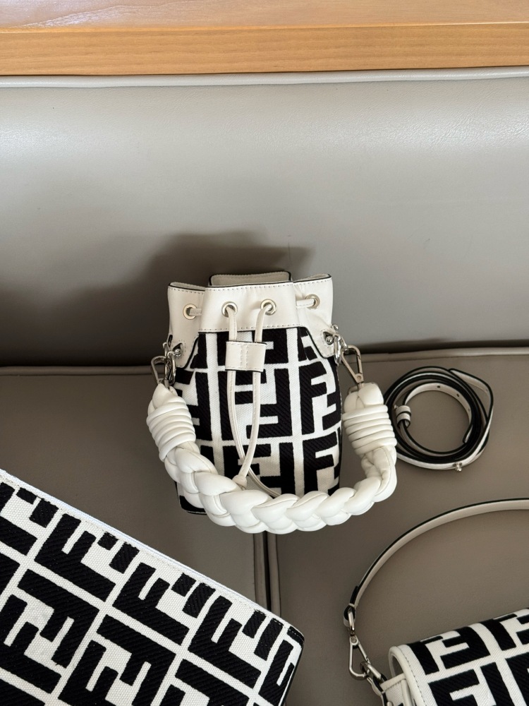 220 boxes
size：12.5*18cm
Fendi bucket bag
Wide woven wrist strap
configuration ? Long shoulder straps!
The Wealth Bucket has a new color scheme! It's so beautiful
The capacity and appearance are all very online!