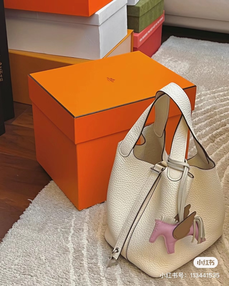 Hermes Basket 18 Cream Silver Buckle
Full Hermes Basket 18 Cream Silver Buckle Gentle and Elegant Z-Carving Attachment Box Dust Bag.