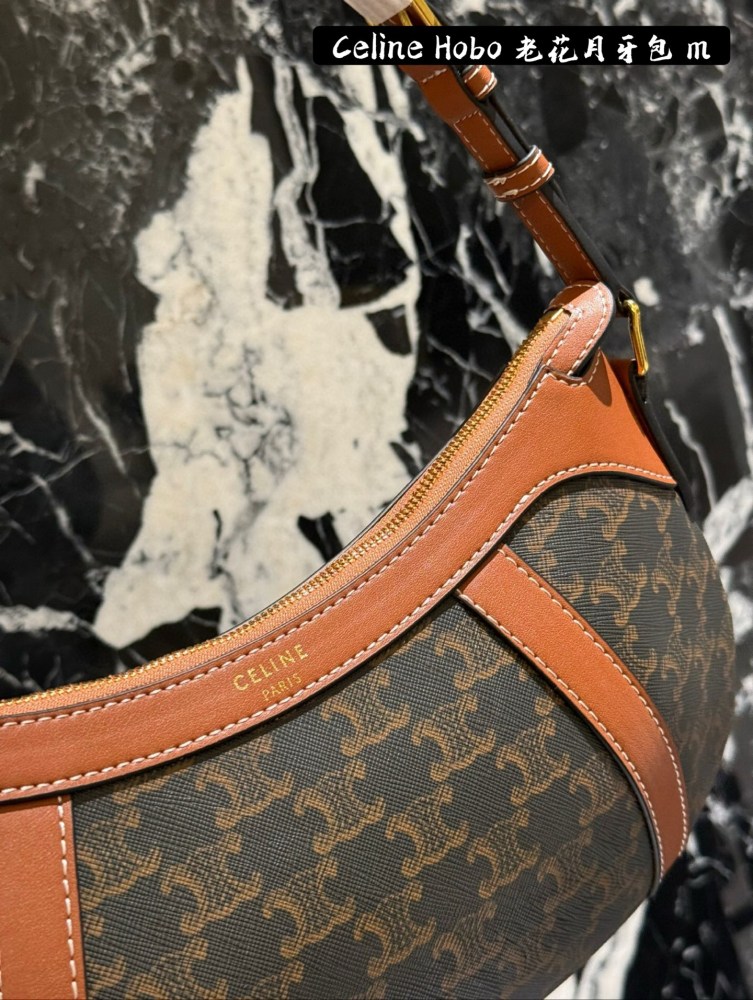 p225
CELINE's latest niche HOBO logo printed striped HOBO handbag looks like a cute cashew or red bean?
44x28x3cm
Can be carried on one shoulder or by hand
Zipper opening and closing, adjustable shoulder strap
Minimum 21.5cm, maximum 28cm folding box