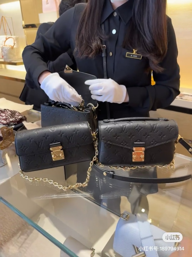 LV black genuine leather small mailman bag
A versatile LV bag with diverse styles and fashionable designs that are easy to match