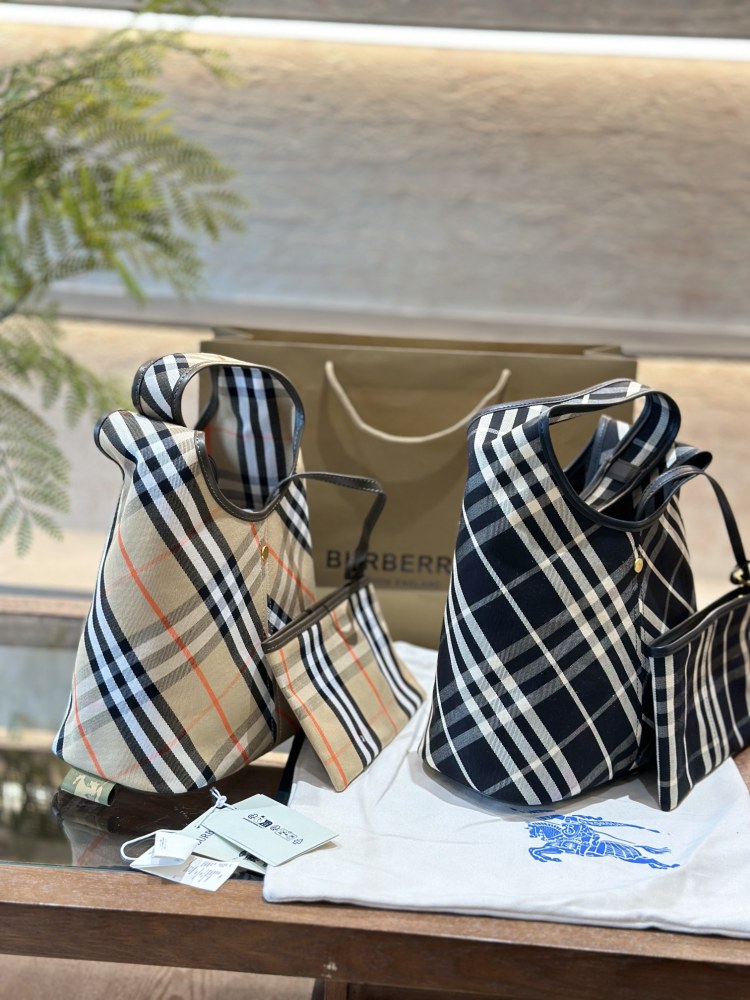 p250
Burberry's new model has finally been shipped! The classic diagonal pattern is so beautiful. B's latest soft and upright shoulder backpack is made of cotton twill fabric. Crafted in an Italian workshop, it is decorated with a special grid patter...