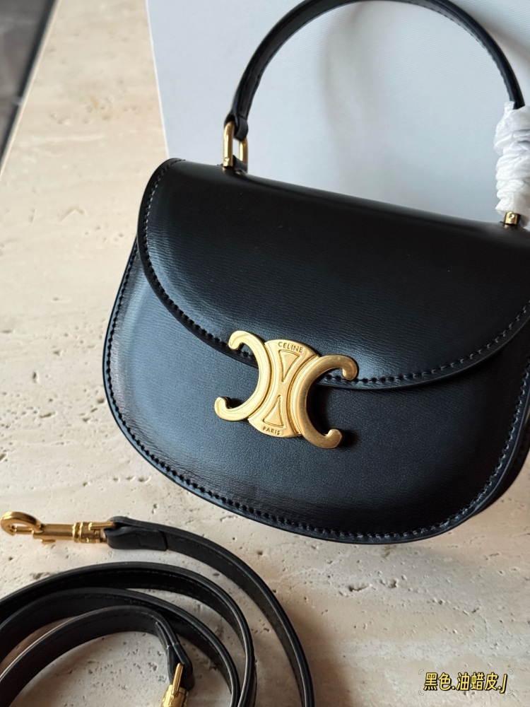 250 box cowhide
size：16*12.5cm
Celine's latest Arc de Triomphe handbag is here!
Between the medium-sized bag and the mini bag
One size
Both practical and cute enough!
I can't put down my phone
