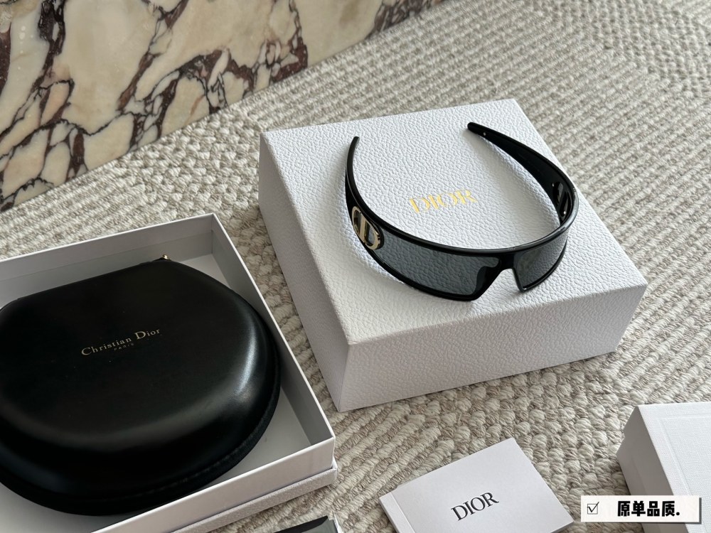 215 High Version Complete Gift Box
Recent new favorite - Dior headband sunglasses
Really roar, look at it
You can also take it off as a headband
I really love cool things
One mirror dual-use full set gift box for personal use ? Giving gifts is very...