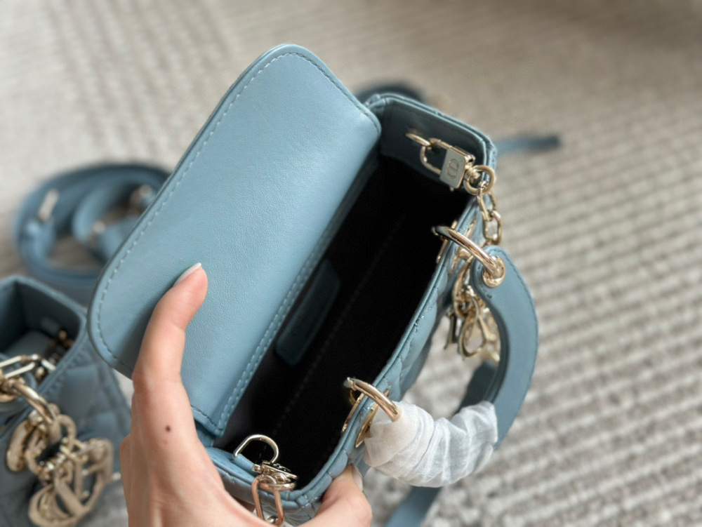 、
Dior lady's new long style haze blue full set packaging
Dior's all-new D-joy is making a strong comeback, with the rhythm of a big hit. The bag comes with two shoulder straps and multiple back styles, making the upper body both beautiful and styl...