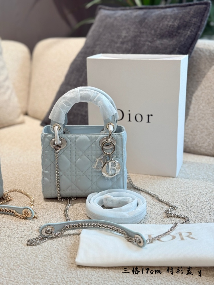 p245
Dior blues, breathtakingly beautiful!
This handbag highlights the minimalist aesthetic of the Lady Dior collection, embodying Dior's profound insight into elegance and beauty. The fashionable and elegant design is timeless, carefully crafted fro...