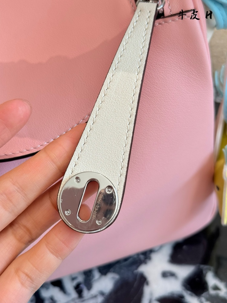p410
Lindy has a lazy and casual nature. Loving her sisters, she really needs to see this advanced, clean and healing color. 0% lindy26 with silver clasp is really healing. The whole blue bag has a feeling of blue sea legend, grand and dazzling~
Make...