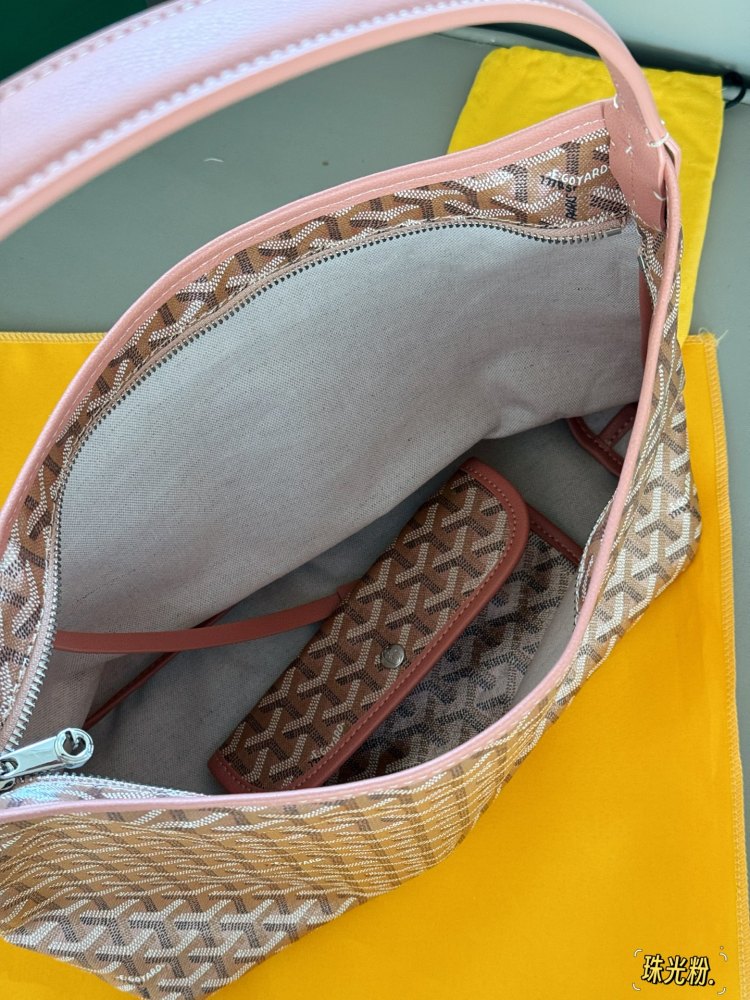 240 unboxed upgraded version
size：32*25cm
Goya's New Hobo Underarm Bag/
Goyard pearl powder is too girly
It's really high-end and girlish
Leather/leather/workmanship have all been upgraded!
From beginning to end, everything was booked by customers!...