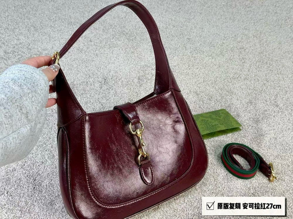 size：27*18cm
Gucci 1961
It's very classic and retro!
You can put down your phone Max!
High end leather!