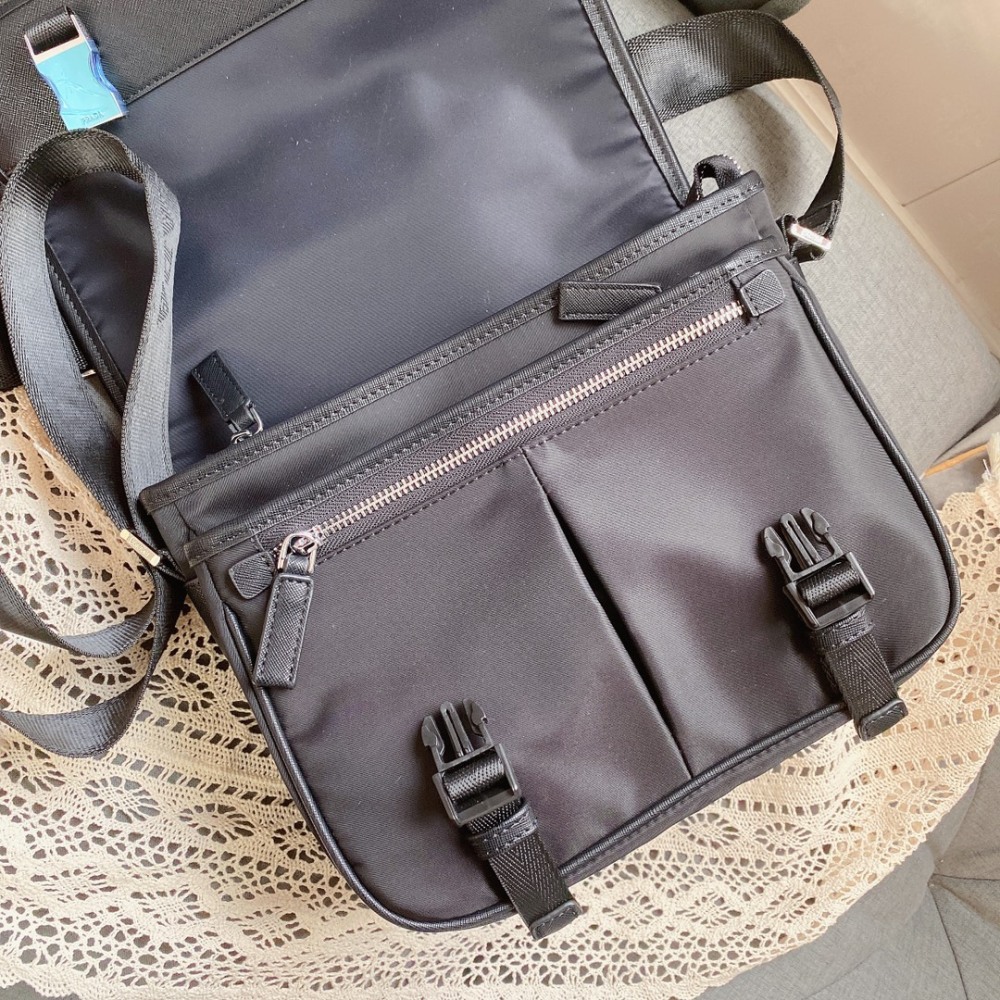 Prada's latest single shoulder crossbody bag has been shipped. It is a high-end luxury original board imported waterproof fabric with cross patterned cowhide, luxurious triangular mark hardware, lightweight and practical. The logo is clear and easy t...