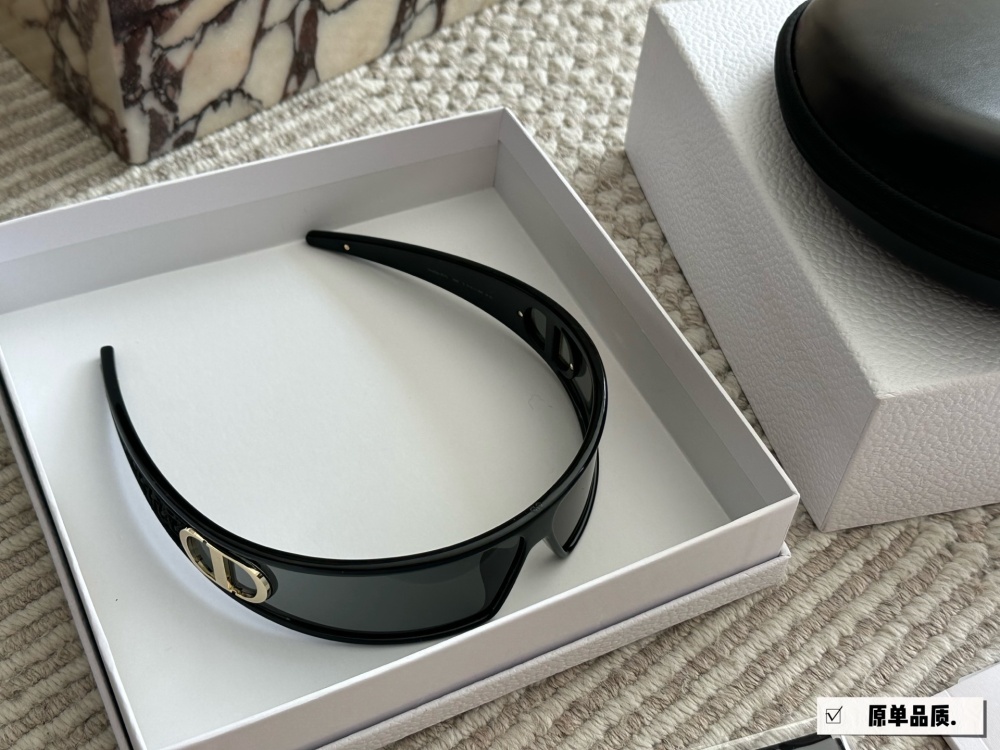 215 High Version Complete Gift Box
Recent new favorite - Dior headband sunglasses
Really roar, look at it
You can also take it off as a headband
I really love cool things
One mirror dual-use full set gift box for personal use ? Giving gifts is very...