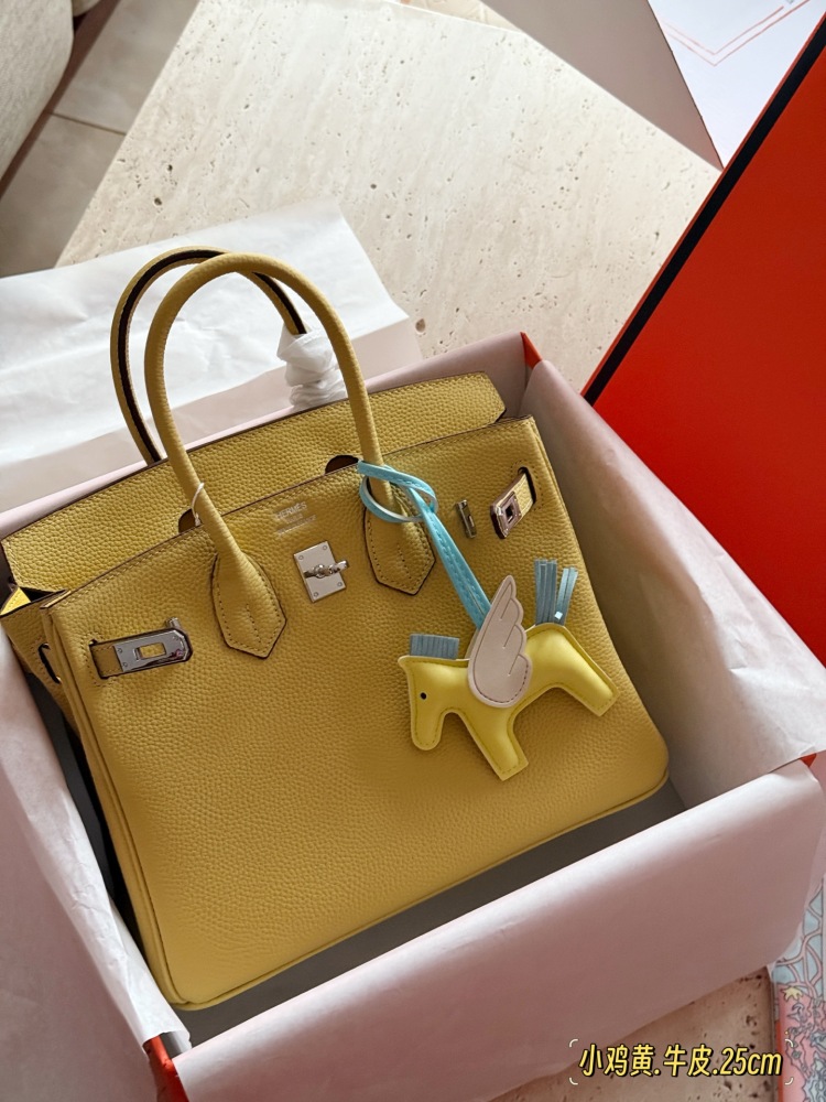 325 345 with complete packaging
size：25cm/30cm
The season for carrying platinum bags has arrived
Bk25 Original Quality ??
Hermes | Birkin 25 Lychee patterned cowhide
That's really amazing, it's both salty and sweet
A stunningly beautiful birkin...