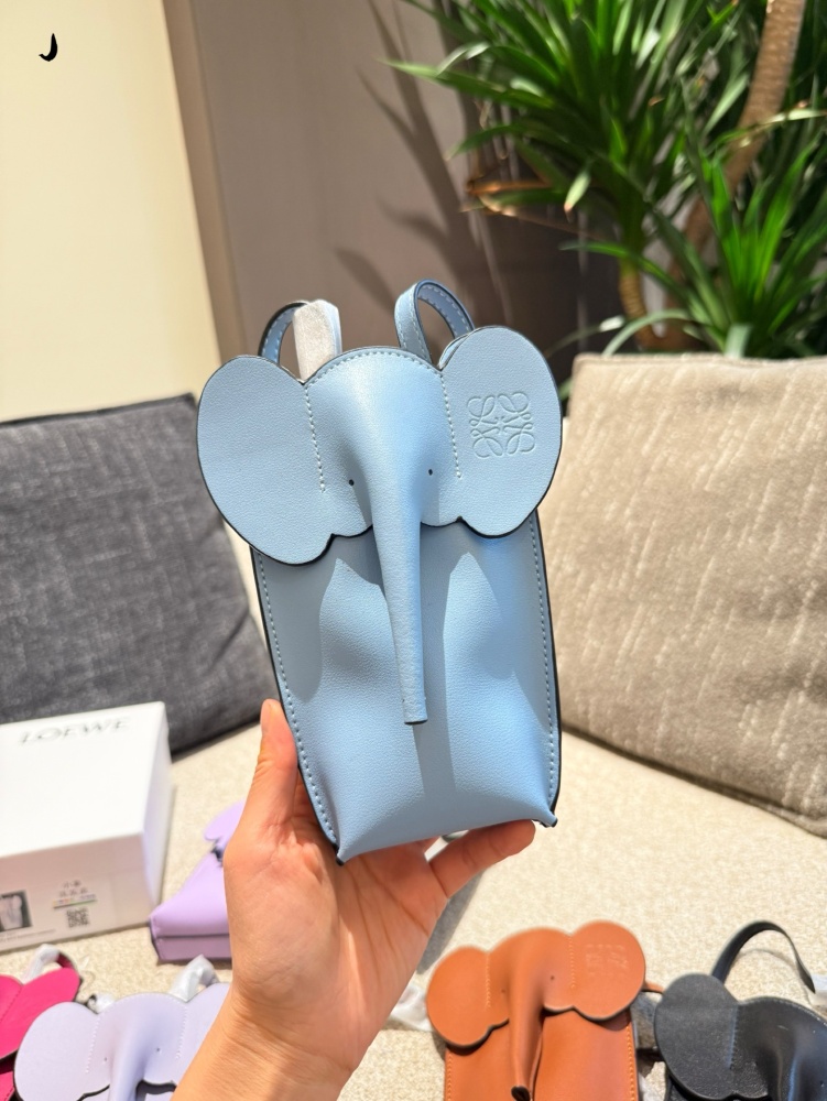p200
Is Loewe's new elephant phone bag worth buying?
Super cute little elephant phone bag, made of calf leather, can be worn shoulder or crossbody, with adjustable shoulder straps. In addition to being cute, you can also install a mobile phone. The c...