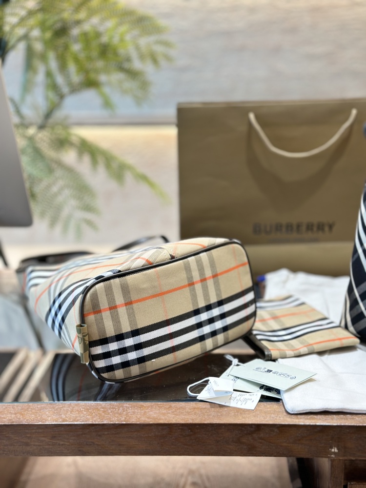 p250
Burberry's new model has finally been shipped! The classic diagonal pattern is so beautiful. B's latest soft and upright shoulder backpack is made of cotton twill fabric. Crafted in an Italian workshop, it is decorated with a special grid patter...