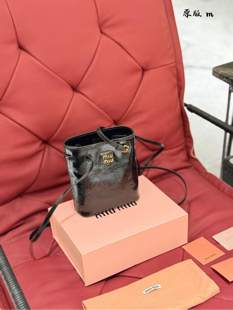 Oil wax cowhide
Miumiu recommends new small water bucket oil wax leather
The newly released oil wax leather material small water bucket this year feels too comfortable to touch, and the space capacity is very practical
Sisters who usually go out with...