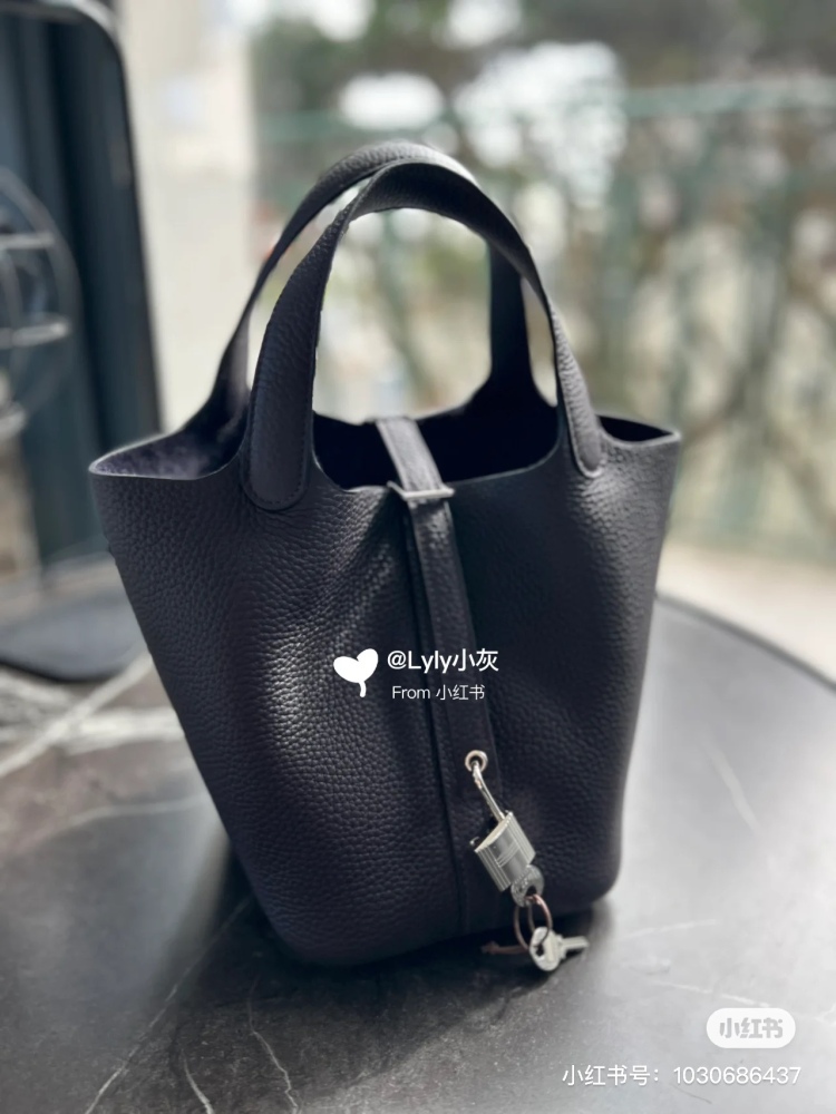 Hermes entry-level bag | Basket of vegetables black silver picotin 18 Hermes classic entry-level model, black silver. Reaching new heights
Super versatile classic black, never outdated country
It matches well with sweaters and coats in autumn and win...