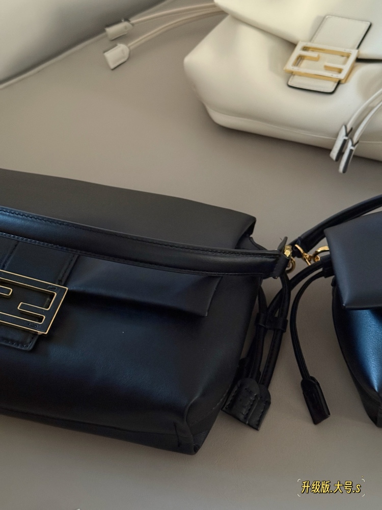 250 265 box upgrade version
Size: 16 * 13cm (small)
26.5 * 18cm (large)
The latest series Mama Baguette has truly been designed to the hearts of fairies!
Fendi's latest magic wand
Fresh and elegant!