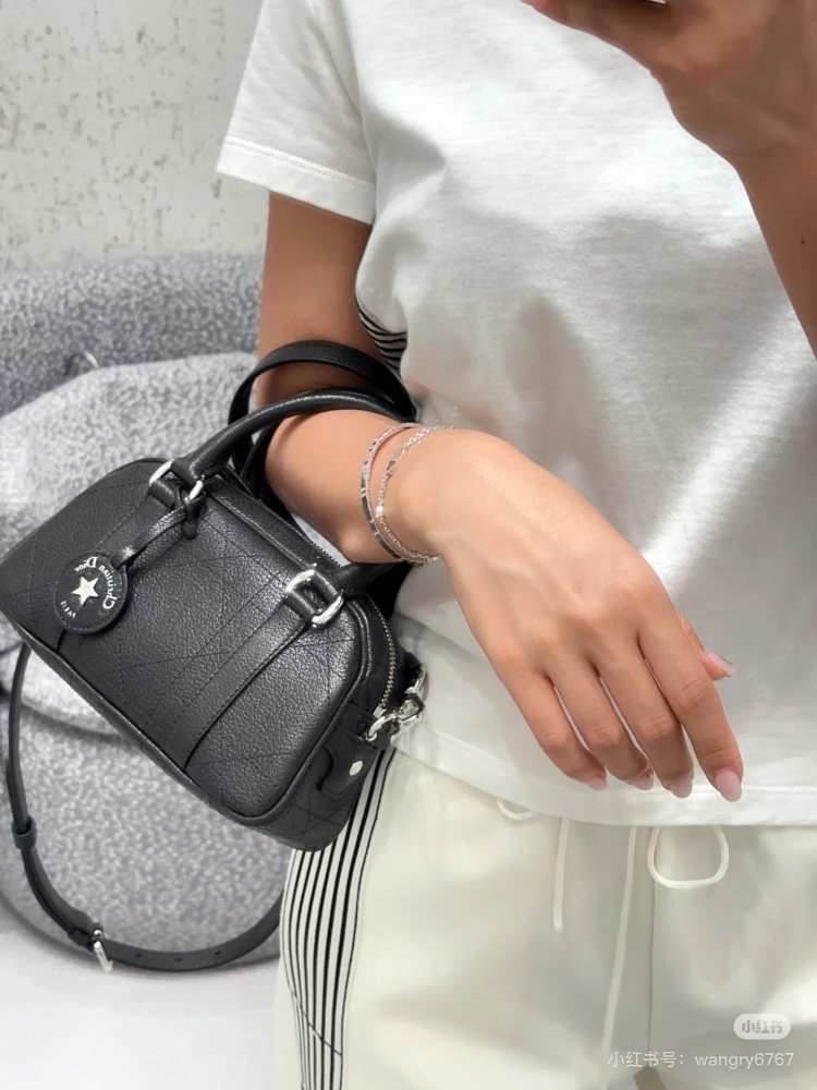 what?  ??? Dior actually released such a cute little bag
Super obedient backpack and hand-held crossbody bag
Decorate delicate girls