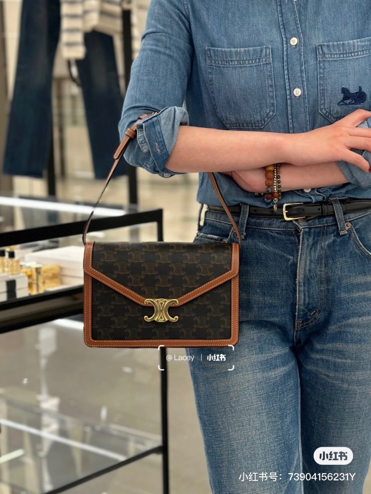 CELINE aging Arc de Triomphe envelope bag, lightweight chain splicing, compact body more suitable for autumn and winter super practical!  To To accommodate larger smartphone models such as Plus, adjustable shoulder strap (50cm) # Celine Woc # Celine ...