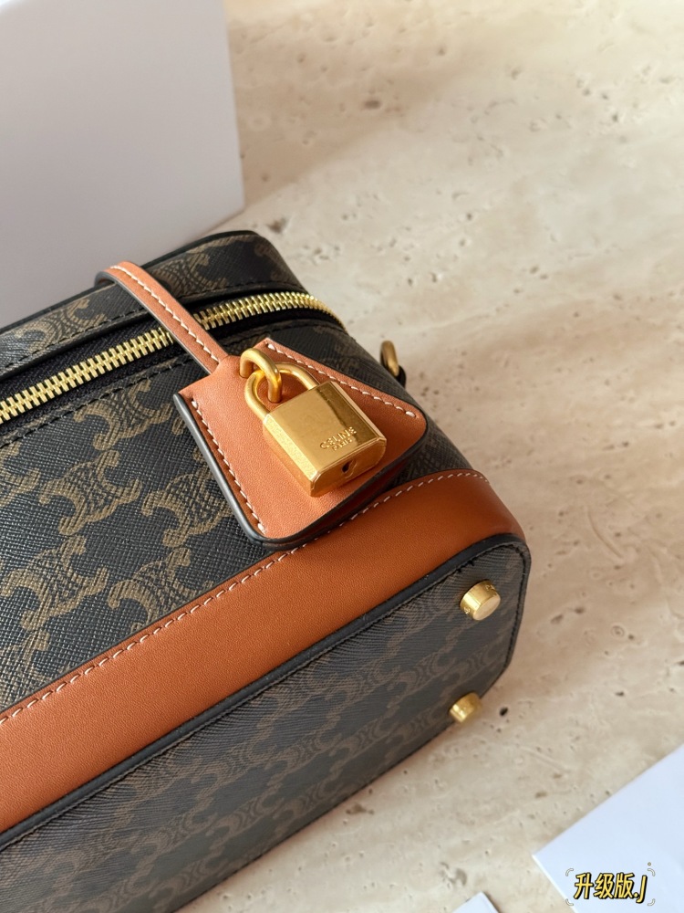 245 box upgrade version
size：18*18
Celine presbyopia box bag
A makeup box bag with perfect attention to detail
Spring and summer new box bag
Handheld and slanted back, it looks good to knock on~