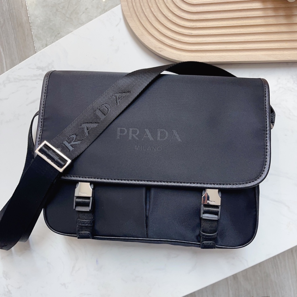 PRADA's latest single shoulder crossbody bag has been shipped. It is a high-end luxury imported waterproof fabric with a cross pattern head layer cowhide. The luxurious triangle mark hardware has a clear logo, and the quality is absolutely comparable...
