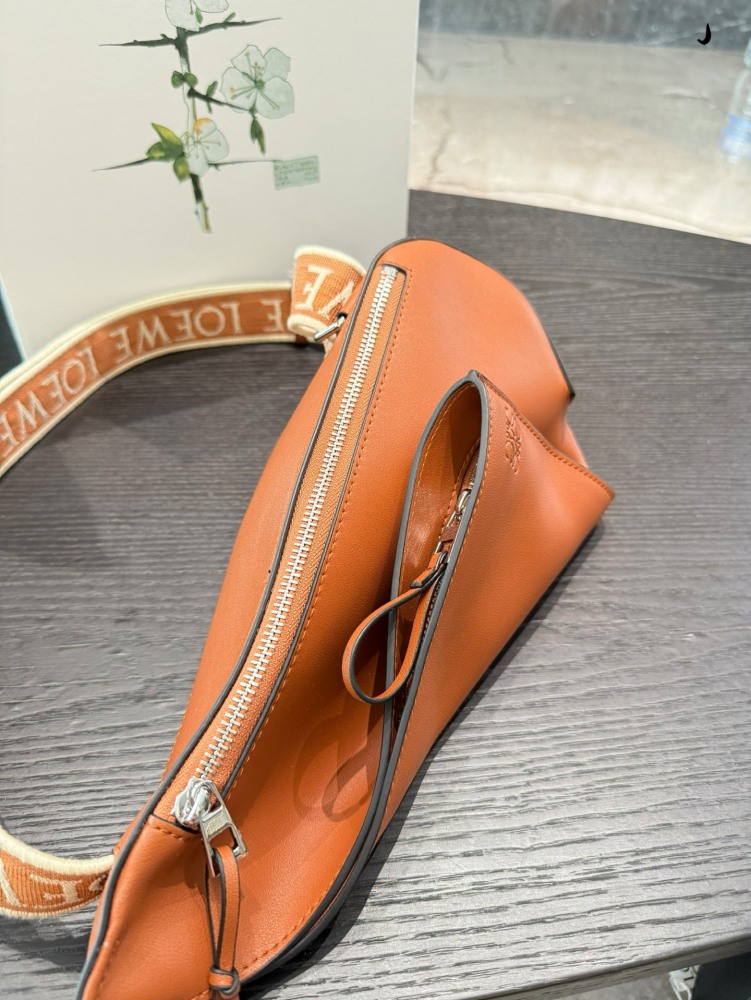 p339
LOEWE new men's shoulder bag Anton Sling
LOEWE Anton sling shoulder bag
The unique triangular bamboo shoot bag shape makes the needle look better on the chest and back than on the body and back. The outer layer is handmade from French grain calf...