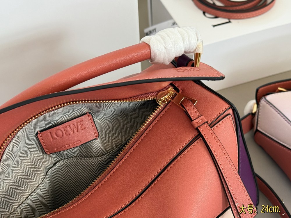 225 255 box
Size: 18 * 10cm (mini)
24 * 15cm (large size)
Loewe Geometry Package Puzzle
Truly cannot be missed,
?? Cowhide quality!
Completely hold on!
Puzzle cranberry color blocking
Even high-level ones have to overflow