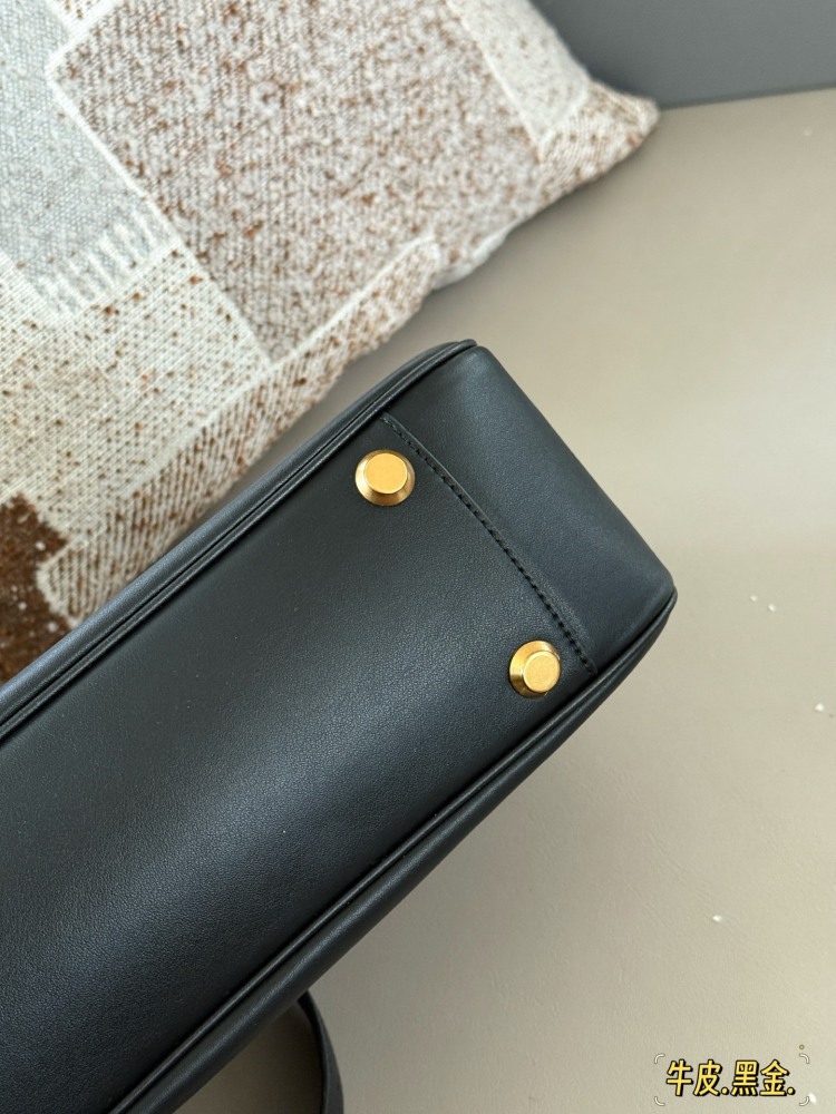 310 box cowhide
size：35*16.5cm
Balenciaga's new Belair armpit bag
Cool and relaxed armpit bag
The feeling of laziness on the upper body is immediately felt
I really like this convenient and cool super practical big bag!