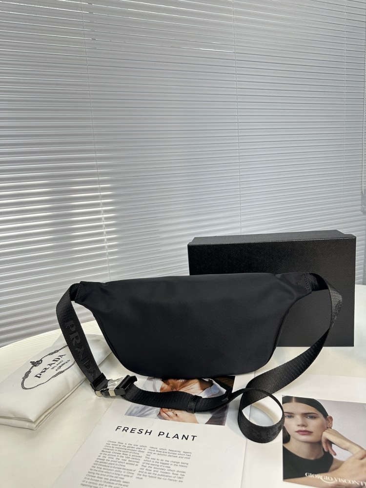 The latest Prada cross chest bag/waist pack! Model 2VH033 classic and versatile! Super textured and comfortable to the touch, with meticulous workmanship. Made of Taiwanese fabric, it is definitely a bag with a very high sex ratio, inheriting the cla...