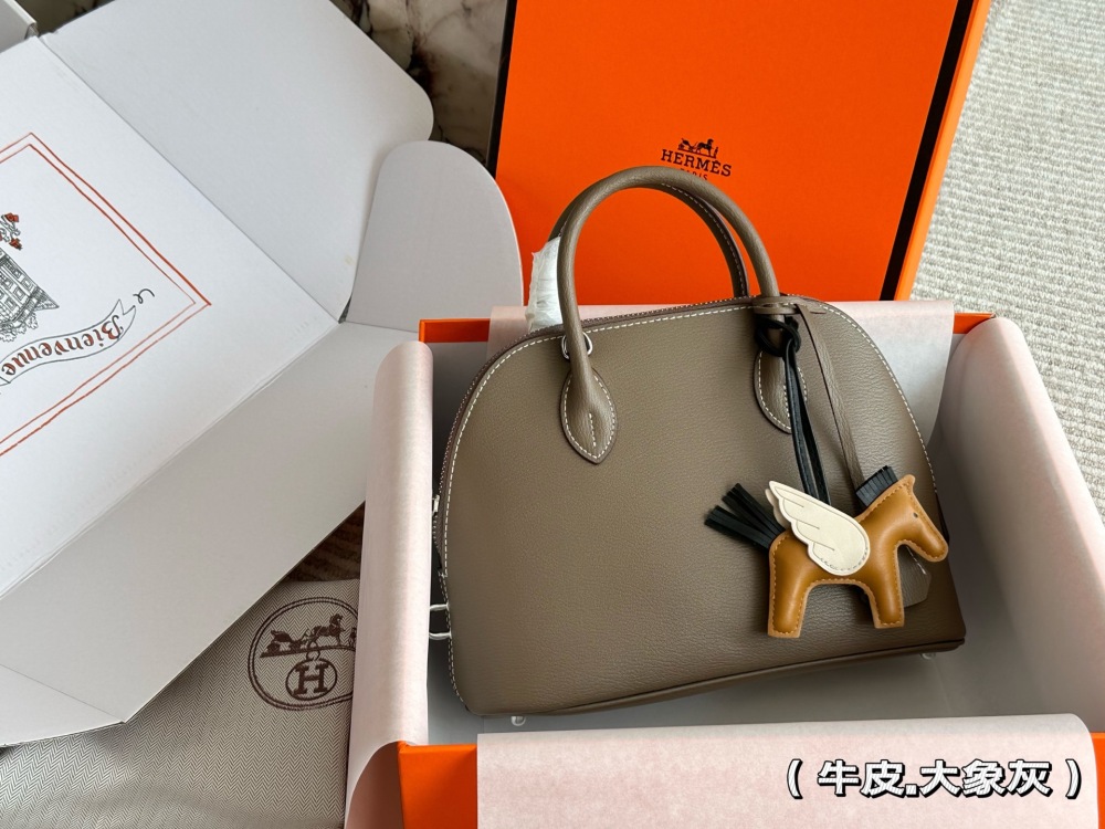 290 cowhide box
size:29*25m
H Home Hermes Bolive Leather Shell
Who hasn't gotten this yet!
Truly unbeatable and adorable!
Carrying it back is truly practical
~Gift of hardware and pony ornaments