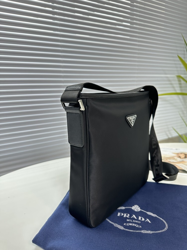 The upgraded version of Prada PRADA's latest single shoulder crossbody bag has been shipped. It is a high-end luxury original board imported waterproof fabric with cross patterned cowhide, luxurious triangular mark hardware, clear logo, and quality t...