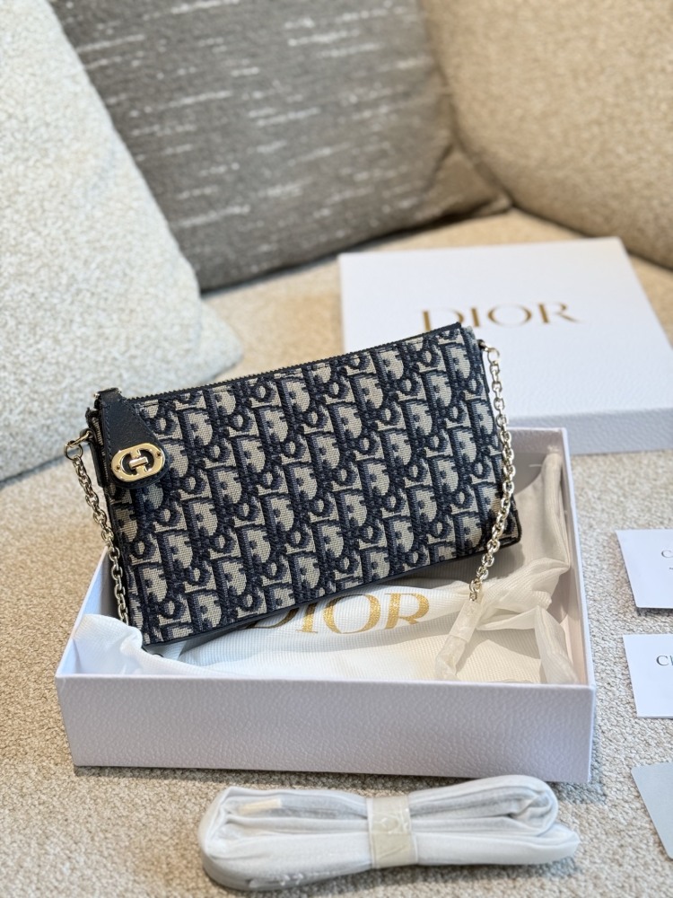 Original Embroidered P260 Leather Matching
New MISS DIOR Mini Chain Bag 2024 Early Spring NEW
Classic rattan plaid elements, made of lambskin material and paired with a short chain, can be carried by hand or worn under the armpit
Long shoulder straps...