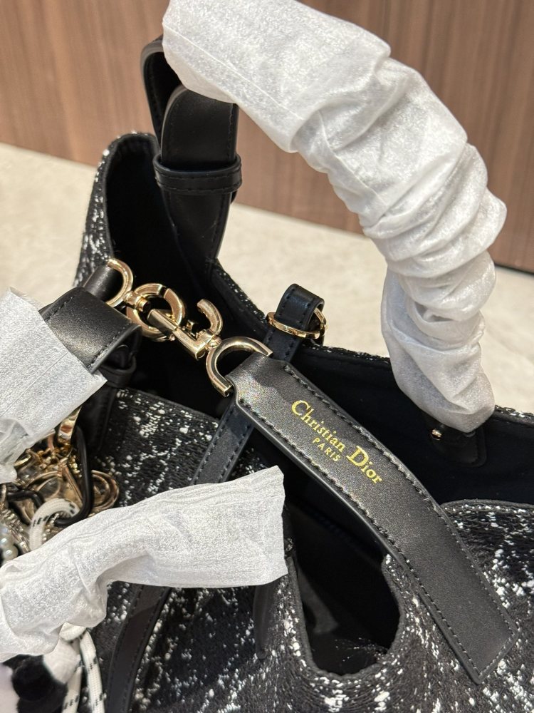 P350 pendant ? twenty
Come and control the retro style quickly
Handbag made of coarse woolen material
And DIOR's classic rattan plaid logo
30cm with box