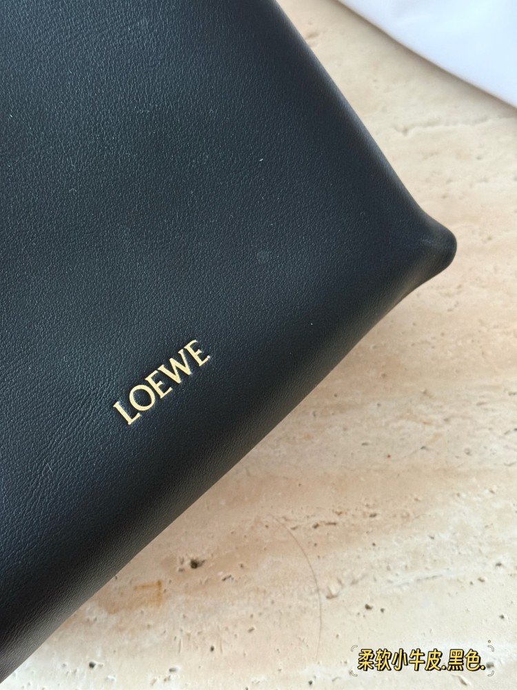 235 box cowhide
size：17*21cm
Loewe's new pebble pouch
Exquisite and compact
Zundu is very beautiful and soft
The material of calf leather feels very comfortable to the touch