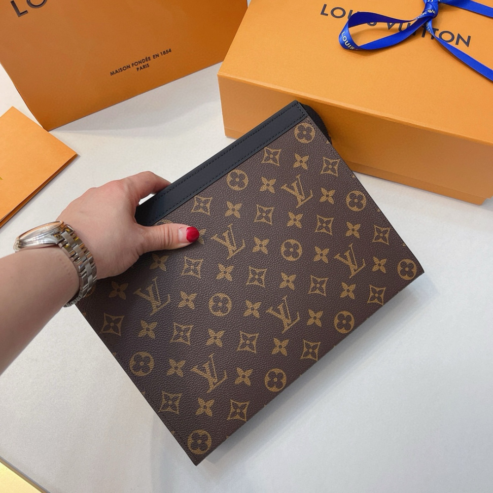 Lao Hua LV is known for its exquisite craftsmanship, with rare designs and special leather that combine technological innovation with classic style, highlighting the existence of the Louis Vuitton world. The internal design of the wallet is exquisite...