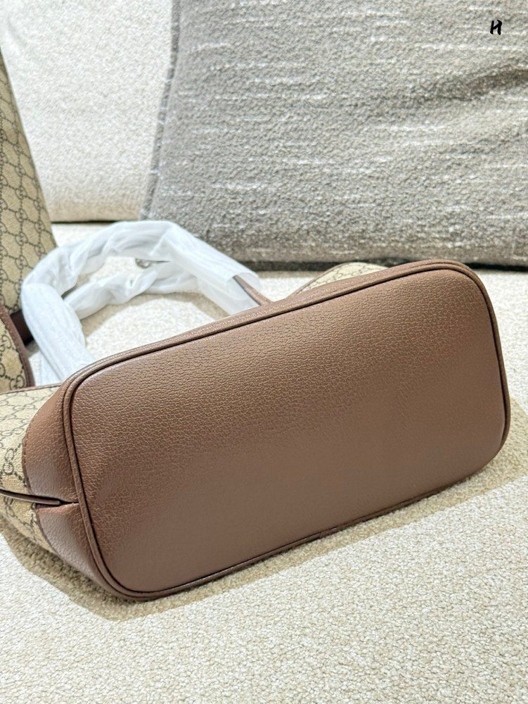 p225p235
Gucci has released a cute little one again! shopping bag
This tote basket is so beautiful! High cost-effectiveness, can fit anything, even long shoulder straps can be worn under the armpit! Versatile, don't worry about him going to Ole, no m...
