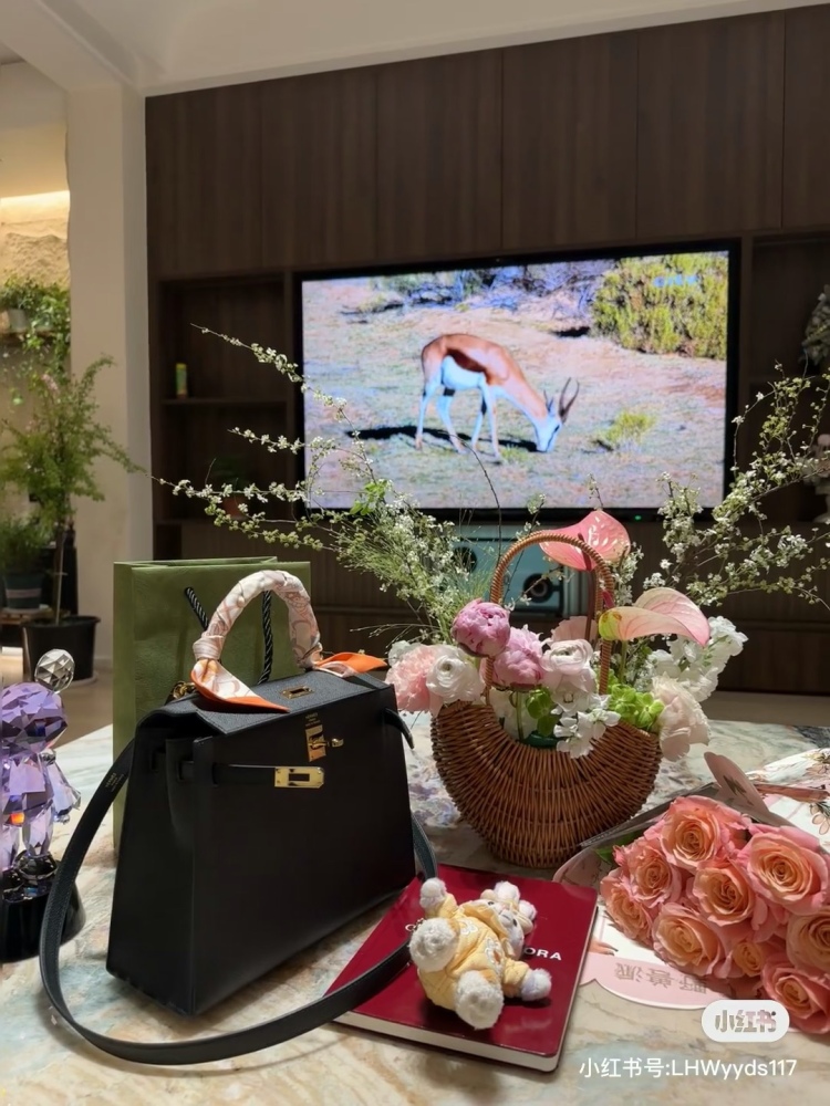 Black Gold Kelly 25 is so handsome!!! Hermes Kelly can't look up to other bags at first glance
Aima, you are really good at grasping my preferences!!!
Hermes/Hermes Kelly 25 Classic Black Gold Epsome Leather
The gold size is more rigid and three-dime...