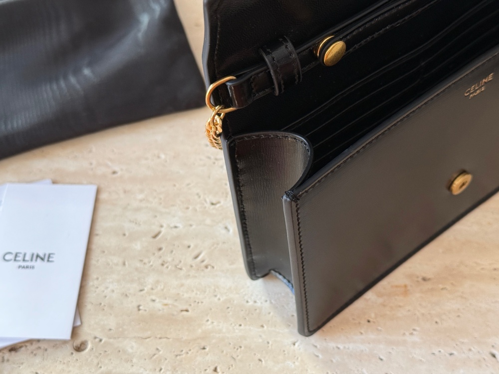 215 boxes
size：20*13cm
CELINE | The cost-effectiveness of the Arc de Triomphe WOC is too high!
The crossbody bag is so beautiful haha!
Breaking the conventional square design, the entire bag shape has been made more obedient~It has a strong academi...