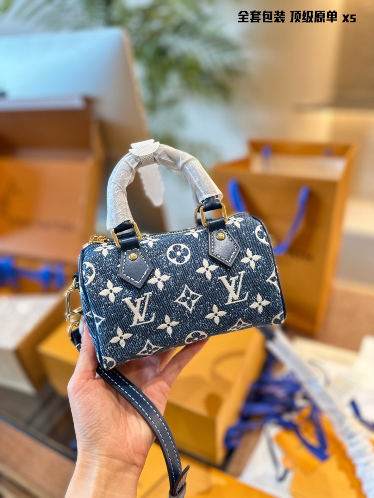 Top original order p260
LV Speedy Nano is now available at a great price~
LV Speedy Nano Limited Edition Denim
Gradient denim crossbody bag handbag
Size: 16.5x11 cm, brand new
Premium cool and cute can't be too cute
Who can refuse the good price of s...