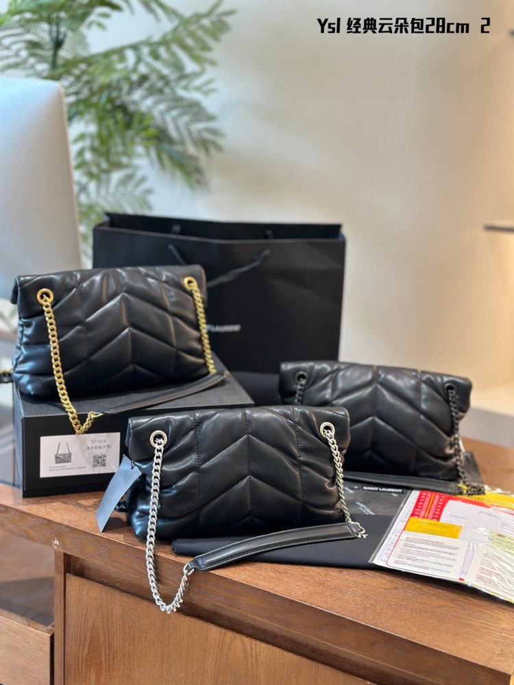 p260
YSL~Poplar Forest Cloud Pack
This Rocket armpit bag is suitable for commuting and dating Open the air field of Shangtuotuo and carry it all year round, versatile atmosphere bag, super great folding box packaging
